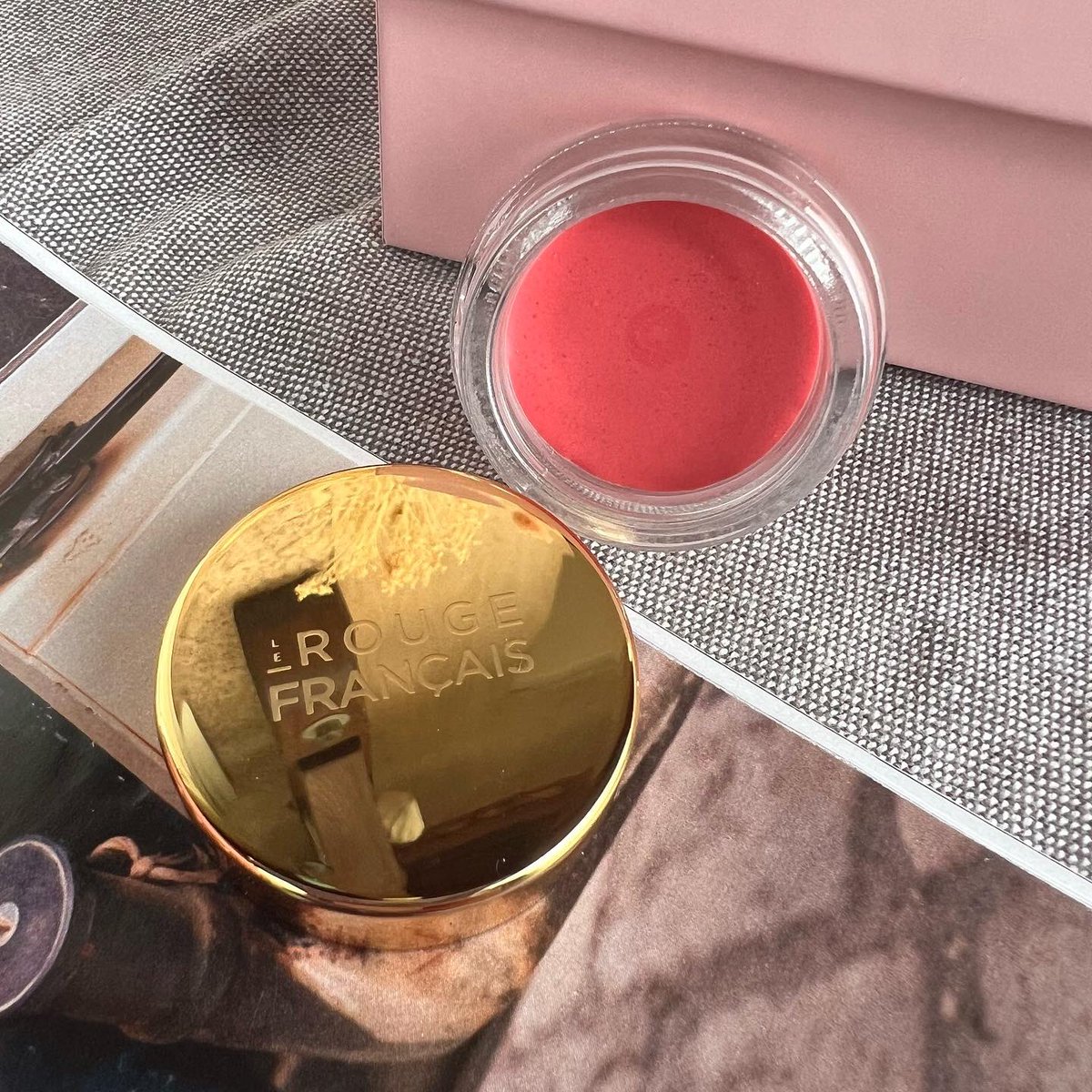 Carnetsd1Quadra's tweet photo. SPOILER : #box de Mai "City Glow" @GlossyBox_fr
5 pépites beauté d'1 valeur de 117€, à partir de 12,50€
JE LA VEUX => https://t.co/4W8JIw4Df4
👉 code PBOX15, - 15% sur votre 1ER #GLOSSYBOX
👉 Code SURPRISEGLOSSY, 1 surprise ajoutée à votre box
offres non cumulables
#boxbeaute https://t.co/rlG4wuqHKq