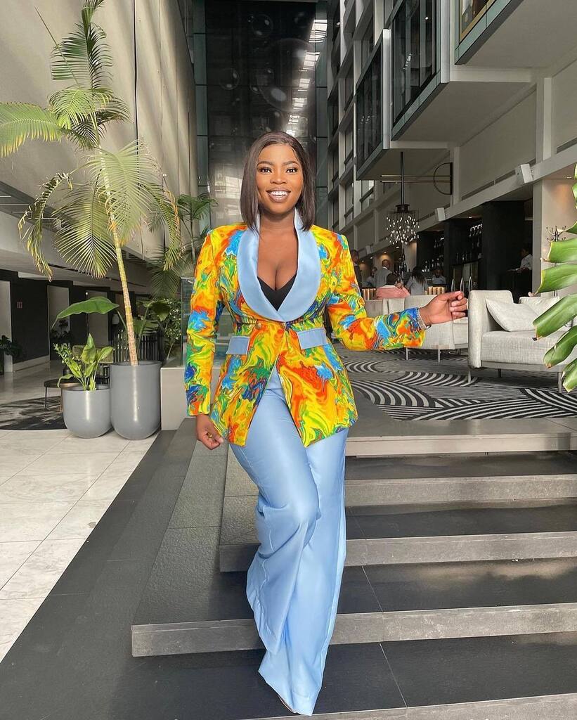 StyleVitae's tweet photo. Bold, bright, and unapologetic. @lisa_jhane showcases @cnudesigns' colorful suit with undeniable confidence and style.

#stylevitae #workwear #corporatewomen #suitstyle #womeninsuits #stylishwimen #womenofstyle https://t.co/Gx27f3fqGp https://t.co/zFFvUYmYpp