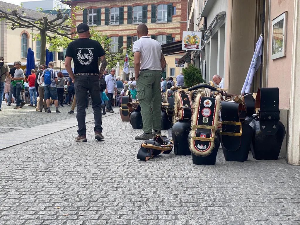 Schwurblis bei Ken Jebsen in Winterthur. Eindrücklich... 

Obwohl.. bei mir in der Sauna waren etwa gleich viele.

#KenJebsen #schwurbler