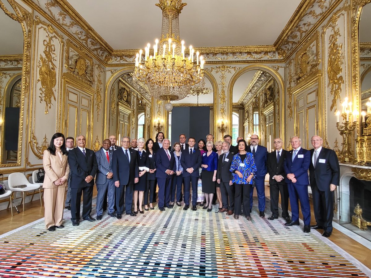 jpraffarin's tweet photo. L’ONG « Leaders pour la Paix a participé ce matin à l’Arc de triomphe à la cérémonie solennelle du 8mai. Puis à été reçue à l’Elysee par ⁦@EmmanuelMacron⁩ . Le combat contre de guerre, présente partout, doit nous mobiliser ⁦@francediplo⁩  ⁦@EmmanuelMacron⁩ https://t.co/3h49A1bUrQ