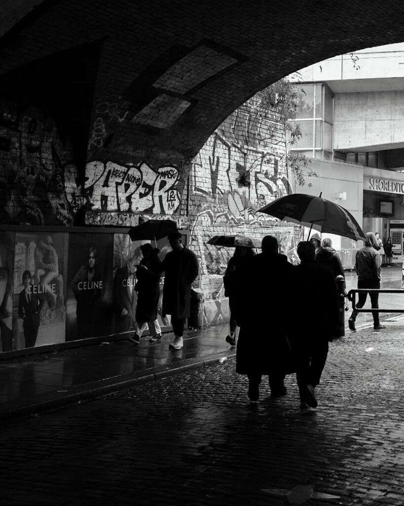 A Rainy Saturday in May / Shoreditch High Street / May 2023 / Fujifilm X100F
.
.
.

#streetphotography #xseries #madewithfuji #fujifilmx100f #fujix100f #nightmoves #greece #travelgram #citylife #citynightlife #nightlife #streetleaks #fromstreetswithlove … instagr.am/p/Cr-0VulotWZ/