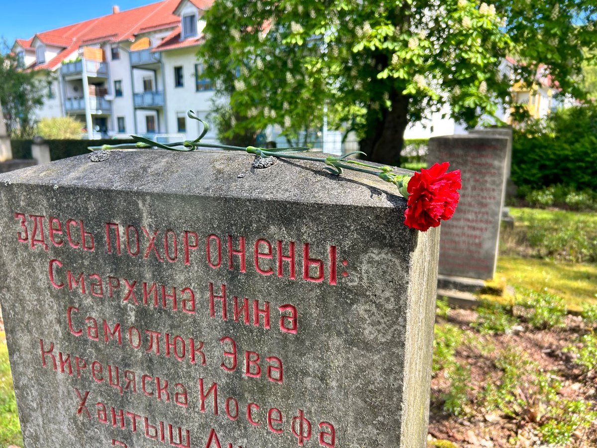 Wir waren heute bei der Veranstaltung zum #TagderBefreiung in Pirna. <a href="/LutzRichter/">Lutz Richter</a> dankte in seiner Rede neben der <a href="/VVNBdASachsen/">VVN-BdA Sachsen e. V.</a> auch unserem Verein … insbesondere für die Arbeit zum Frühen KZ #Hohnstein

Im Anschluss legten die 25 Teilnehmenden Blumen auf dem Ehrenhain nieder.