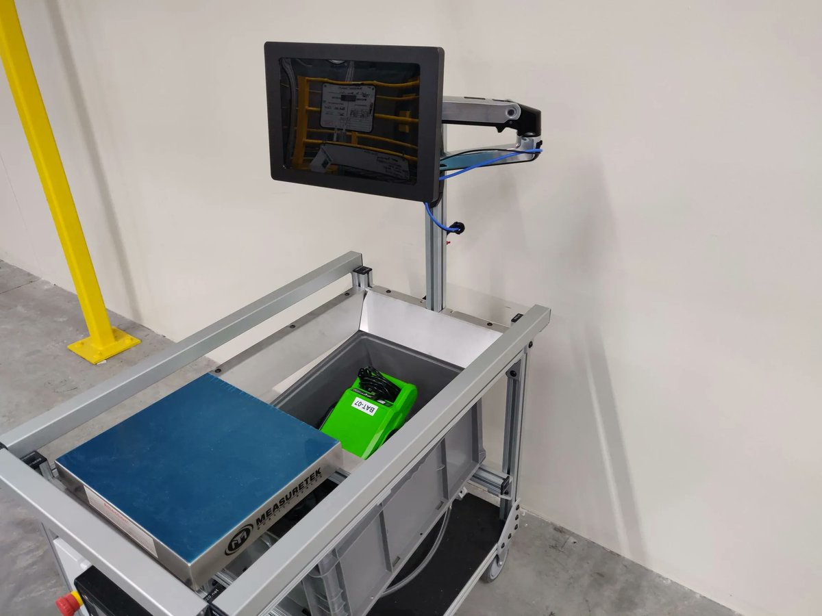 VidaBox's tweet image. Our VidaMount Tablet Enclosure has a VESA 100 pattern, giving you the freedom to install on any VESA 100 mount! For example, this customer needed a mobile solution, so they used an articulating arm attached to a rolling cart. #VidaBox #HumanMachineInterface #HMI