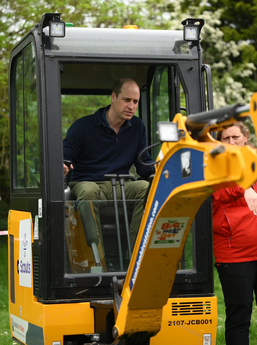 How exciting for the Wales family to take their children out with them for the #BigHelpOut to close this #CoronationWeekend 🤩😍William with his boys having fun in a mini tractor! How Normal is that?😍❤️