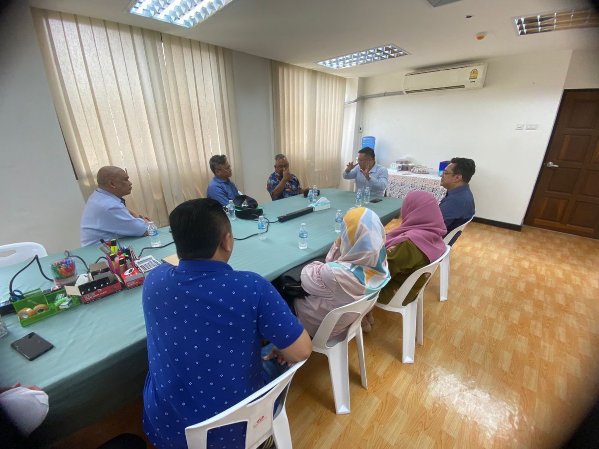 08.05.2023 | Kunjungan hormat Dato' PK CKBA1 ke atas Duta Besar Malaysia di Bangkok serta Lawatan Tapak Projek Menaik Taraf dan Pemuliharaan Kedutaan Besar Malaysia di Bangkok bersama pasukan projek. 

@MOWorks 
<a href="/IPJKR_Official/">JKR Malaysia Rasmi</a> 
<a href="/irahmadredza/">Ahmad Redza Ghulam</a> 
<a href="/TkpkrBangunan/">PEJABAT TKPKR (Sektor Bangunan)</a> 
<a href="/Ar_Azman_5167/">Ar AzmanHashim</a>