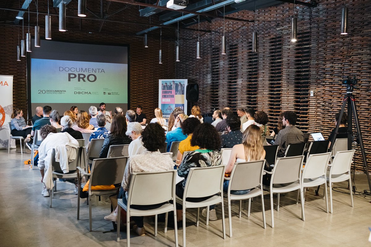 Madrid_FO's tweet photo. 🎬🙌#DocumentaPRO, área de industria de @DocumentaMadrid, reunió a destacadas figuras del cine documental de España y Europa para analizar la situación del género. 
📍Aquí te ofrecemos un resumen de lo más destacado de la jornada:
➡️https://t.co/cQMBVew33q https://t.co/DBmBAILsdY