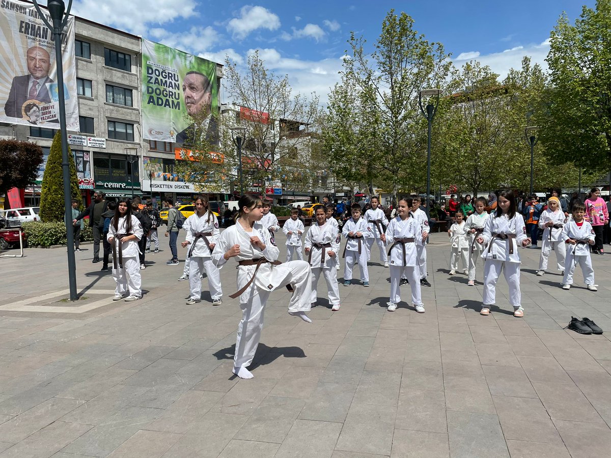 GSB_Samsun's tweet photo. Gençlik ve Spor Bakanlığı tarafından 81 ilde eş zamanlı yapılan ‘Sosyal medyadan sosyal meydana’ etkinliği Havza Gençlik ve Spor ilçe Müdürlüğümüzün koordinesi yapıldı. Havza Belediyesi’nin yaptığı ikramlarla program bitti. Etkinliğe öğrenciler ve vatandaşlar büyük ilgi gösterdi. https://t.co/z8nYms1dJ5