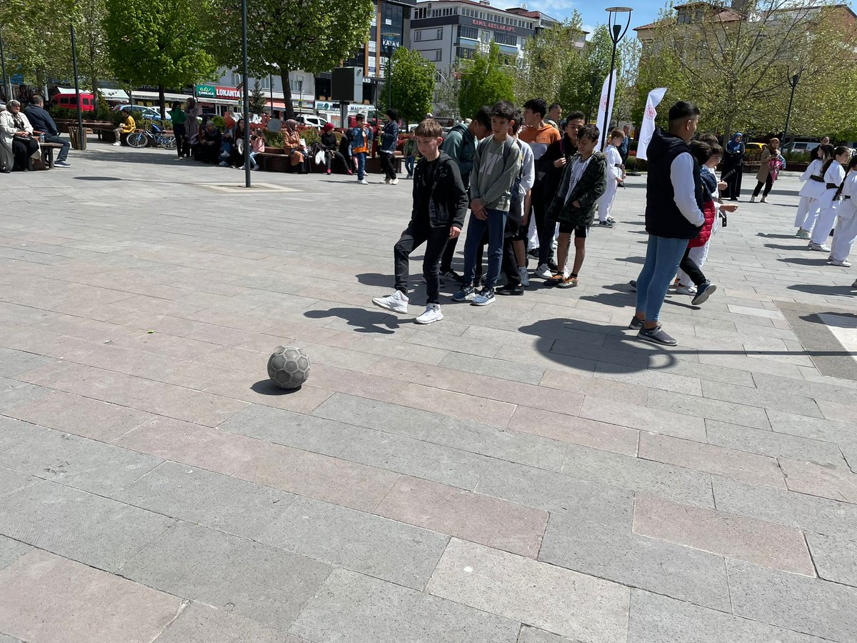 GSB_Samsun's tweet photo. Gençlik ve Spor Bakanlığı tarafından 81 ilde eş zamanlı yapılan ‘Sosyal medyadan sosyal meydana’ etkinliği Havza Gençlik ve Spor ilçe Müdürlüğümüzün koordinesi yapıldı. Havza Belediyesi’nin yaptığı ikramlarla program bitti. Etkinliğe öğrenciler ve vatandaşlar büyük ilgi gösterdi. https://t.co/z8nYms1dJ5