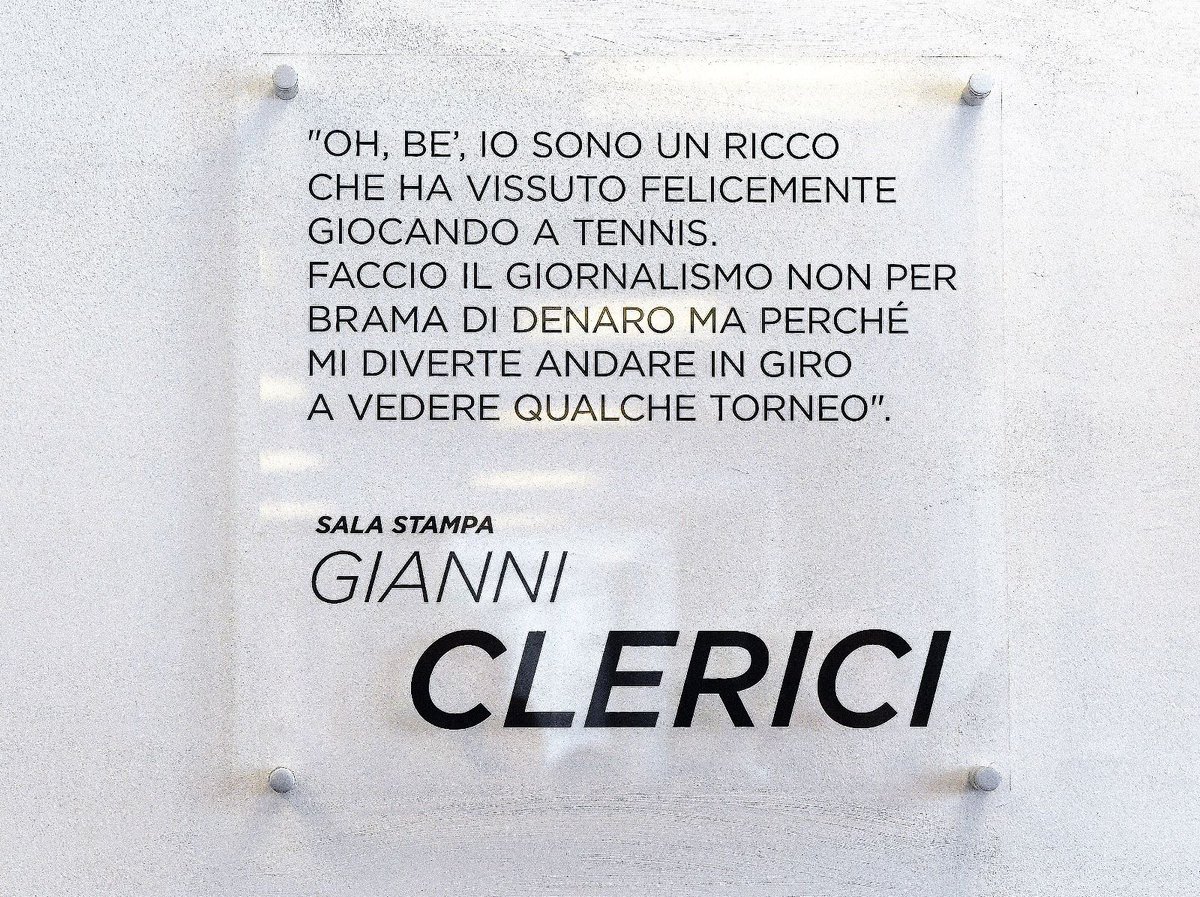 Foro Italico, Roma 
Al primo piano del Campo Centrale del tennis c'è la Sala Stampa.
Da oggi si chiama così:

Sala Stampa Gianni Clerici 

(non serve aggiungere altro)