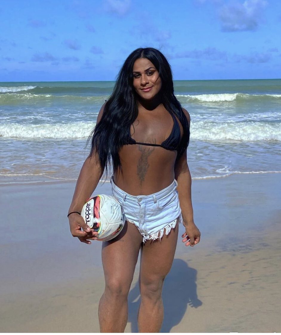 bybissexual's tweet photo. GENTE???  A FLÁVIA BIG BIG FALECEU? 🥺 Descanse em paz big 🖤 https://t.co/Ho0krIrAnD