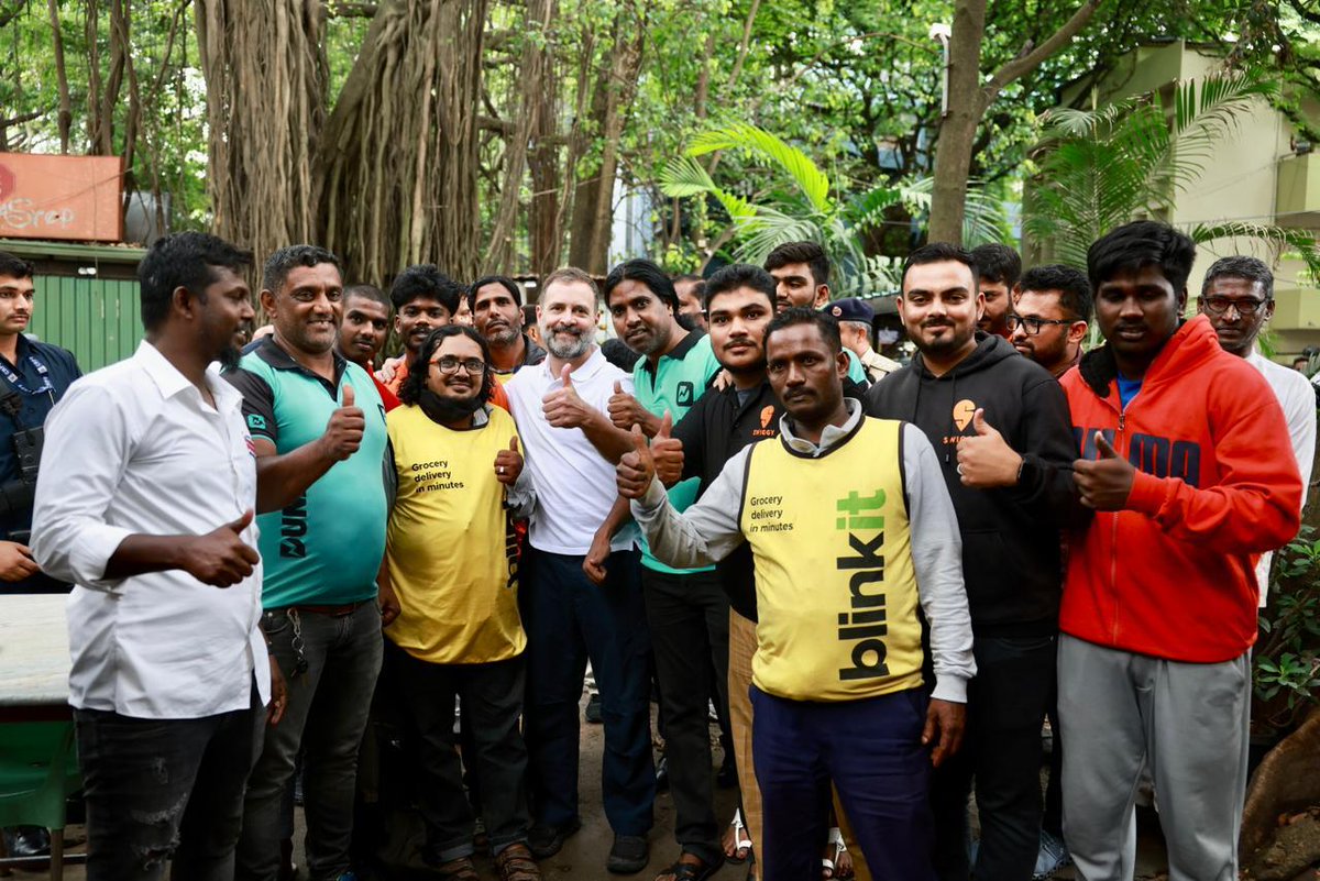 VotesToCongress's tweet photo. Rahul Gandhi Ji had a conversation with gig workers and delivery partners of Dunzo, Swiggy, Zomato, Blinkit in  Bengaluru.

#KarnatakaAssemblyElection2023 
#CongressWinning150 https://t.co/0ng92a3lkH