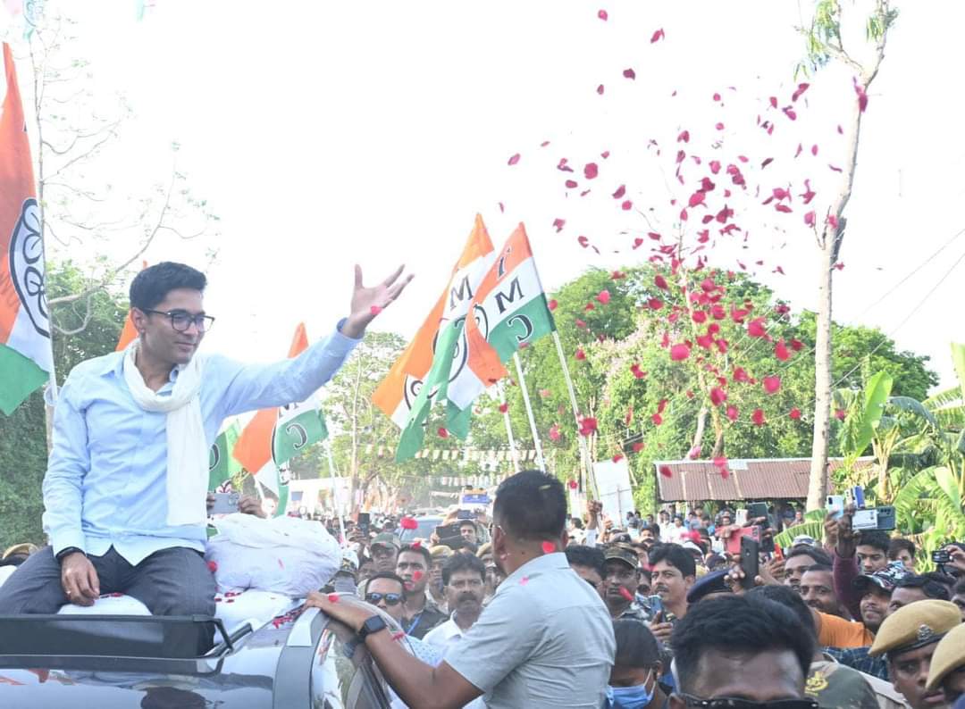 AnirAnarul's tweet photo. কান্দির মাটিতে দাদাকে স্বাগতম।
আজ রোড শো চলাকালীন কান্দির মানুষের স্বতঃস্ফূর্ততা চোখে পরার মত। যে দিকে চোখ যাই শুধু মা মাটি মানুষ।দাদার আমাদের প্রতি স্নেহ ও ভালোবাসায় আমরা আপ্লুত।

#JonoSanjogYatra
#TrinamooleNaboJowar
#AnarulIslamAnirTMYC
@MamataOfficial
@abhishekaitc https://t.co/iKDjO9uU7O