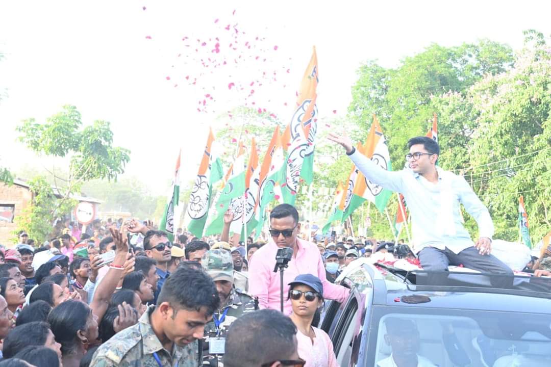 AnirAnarul's tweet photo. কান্দির মাটিতে দাদাকে স্বাগতম।
আজ রোড শো চলাকালীন কান্দির মানুষের স্বতঃস্ফূর্ততা চোখে পরার মত। যে দিকে চোখ যাই শুধু মা মাটি মানুষ।দাদার আমাদের প্রতি স্নেহ ও ভালোবাসায় আমরা আপ্লুত।

#JonoSanjogYatra
#TrinamooleNaboJowar
#AnarulIslamAnirTMYC
@MamataOfficial
@abhishekaitc https://t.co/iKDjO9uU7O