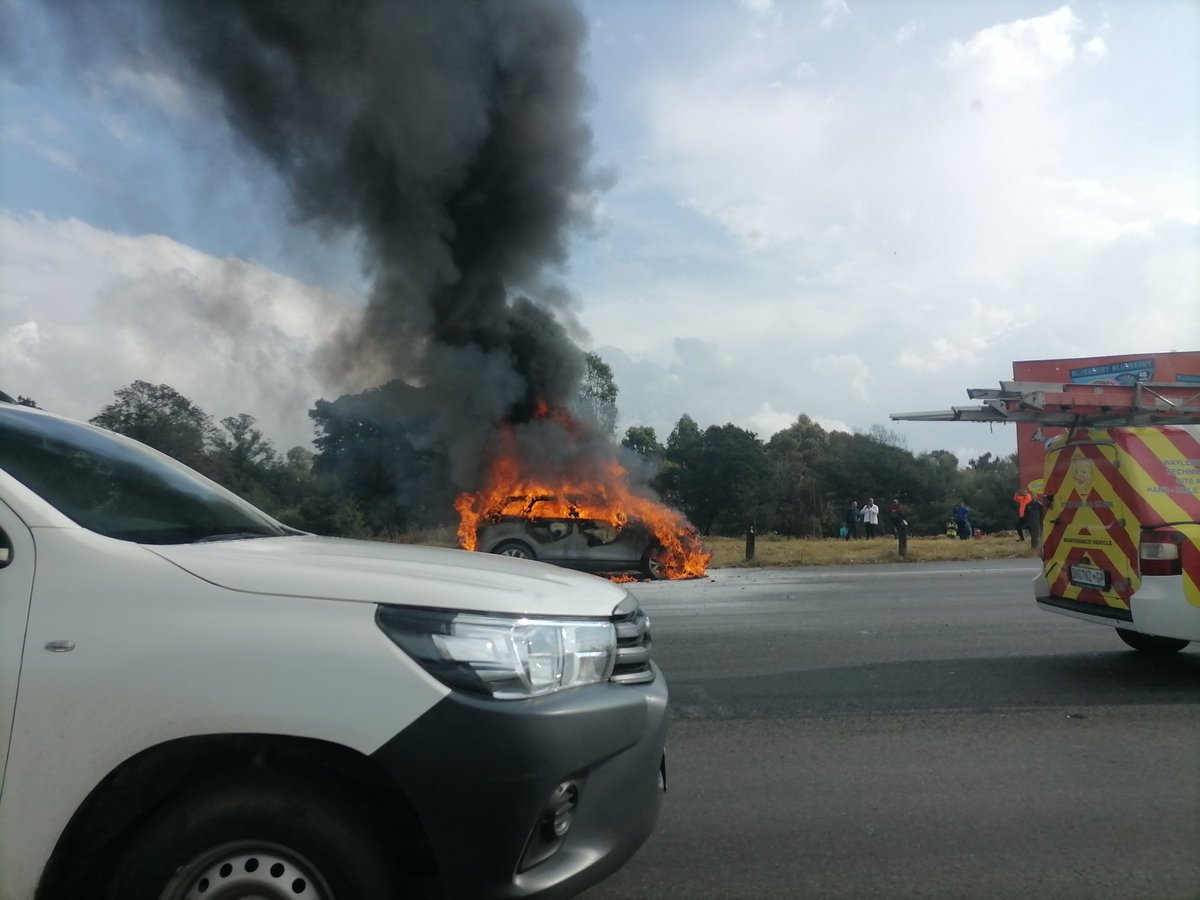 Jacobus_Myburgh's tweet photo. Car on fire on the N3 North near #Bedfordview, City of Ekurhuleni Traffic moving slowly. Emergency personnel and fire department is on scene. @JacaNews @jaca_traffic @zarsg @EWNTraffic @SABCNews @Netwerk24 https://t.co/2fkf0SzvbO