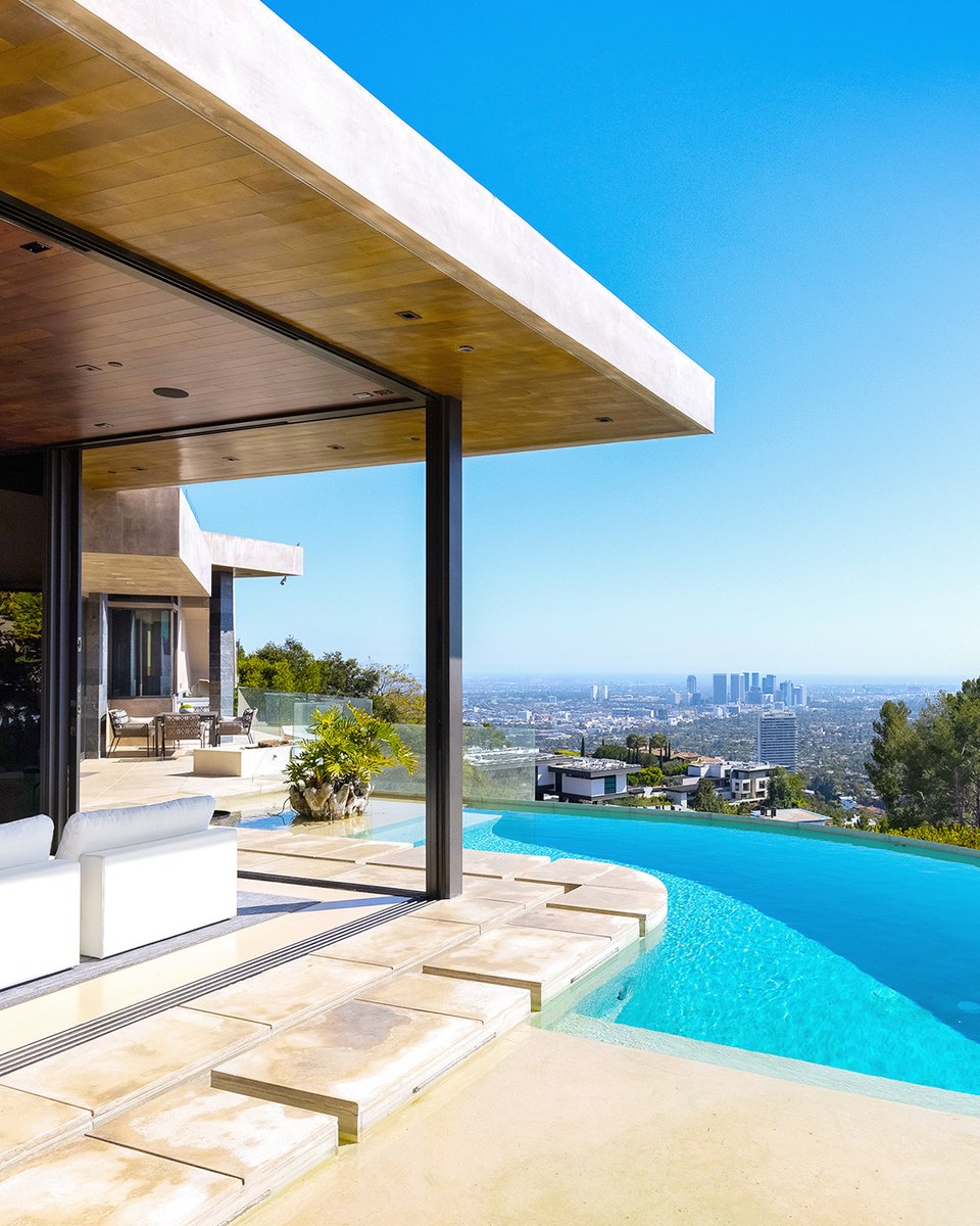 vacasarentals's tweet photo. Escape to a stunning architectural oasis nestled in the prestigious Bird Street neighborhood of the #HollywoodHills where even the most pampered pup will feel like a star 🐾🌟 

Live the good life at Blue Jay Modern in Los Angeles, CA:
https://t.co/djeJvXivRe https://t.co/ooAhPQmqfq