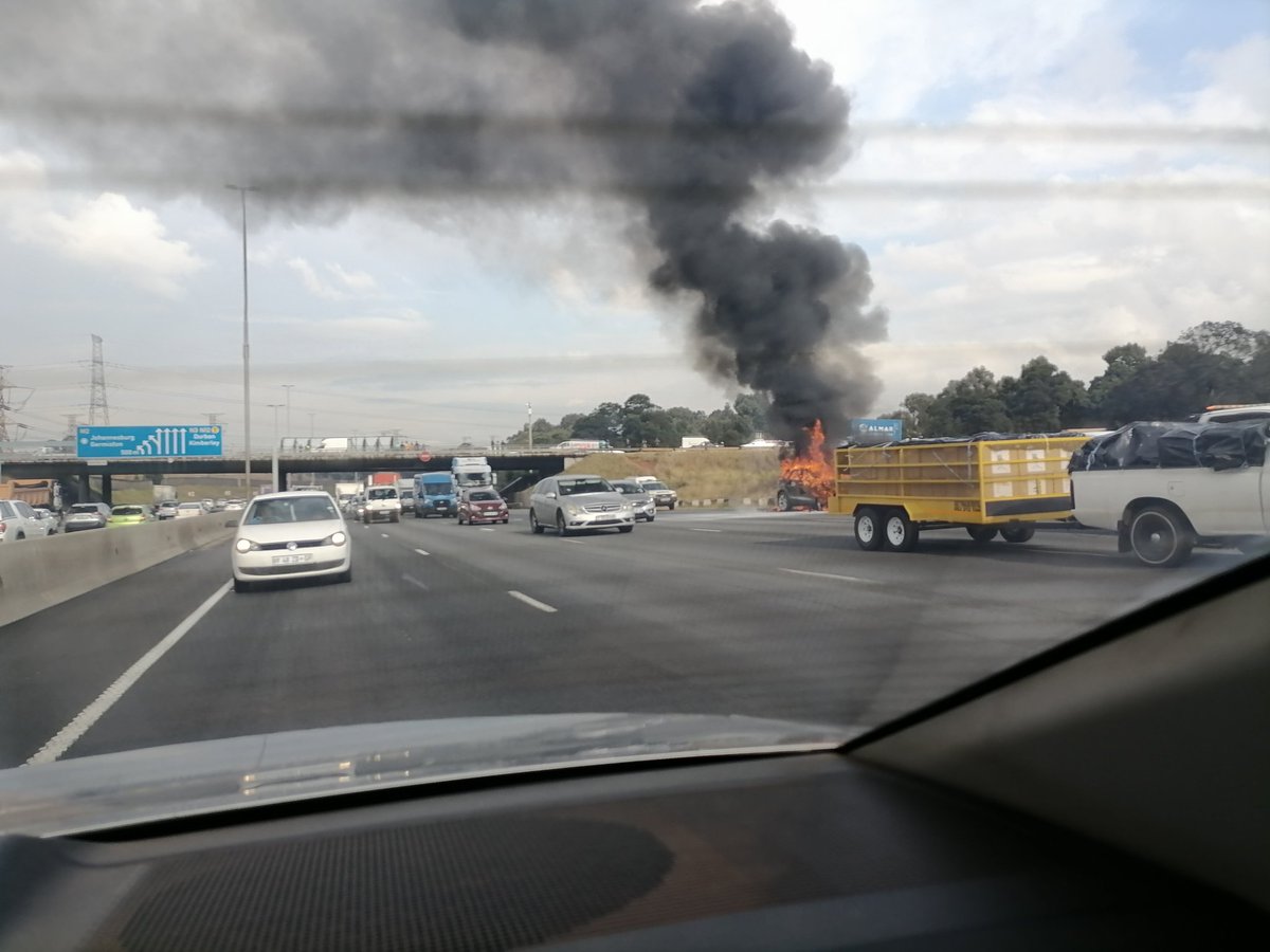 Jacobus_Myburgh's tweet photo. Car on fire on the N3 North near #Bedfordview, City of Ekurhuleni Traffic moving slowly. Emergency personnel and fire department is on scene. @JacaNews @jaca_traffic @zarsg @EWNTraffic @SABCNews @Netwerk24 https://t.co/2fkf0SzvbO
