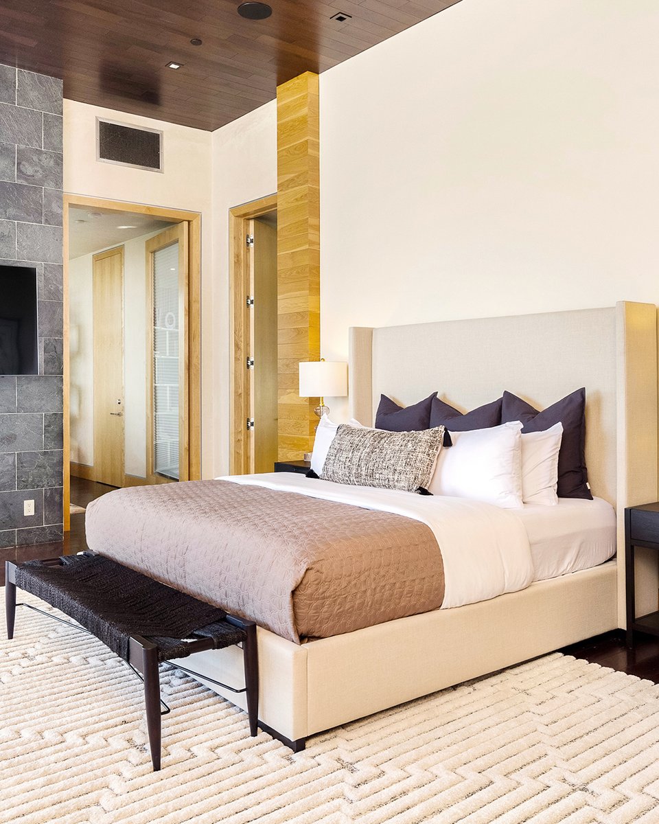 vacasarentals's tweet photo. Escape to a stunning architectural oasis nestled in the prestigious Bird Street neighborhood of the #HollywoodHills where even the most pampered pup will feel like a star 🐾🌟 

Live the good life at Blue Jay Modern in Los Angeles, CA:
https://t.co/djeJvXivRe https://t.co/ooAhPQmqfq