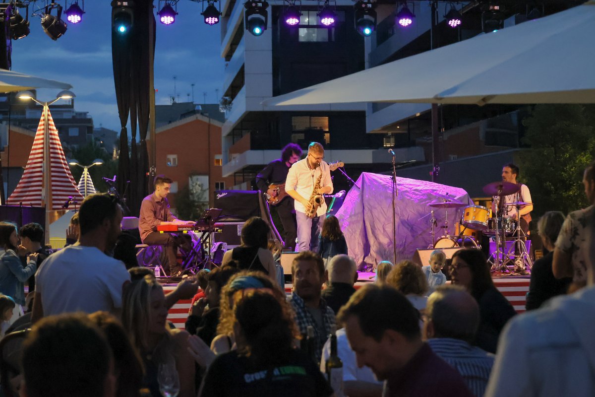 JSans_ft_JWtrio's tweet photo. ✨ Dissabte vam ser al Masnou, en el marc de la 22a Fira Comercial i Gastronòmica, presentant l'espectacle #JazzNoir. Moltes gràcies a tothom qui vau aplegar-vos!!!!

📸: Gerard Poch https://t.co/v7f9VpHVLz