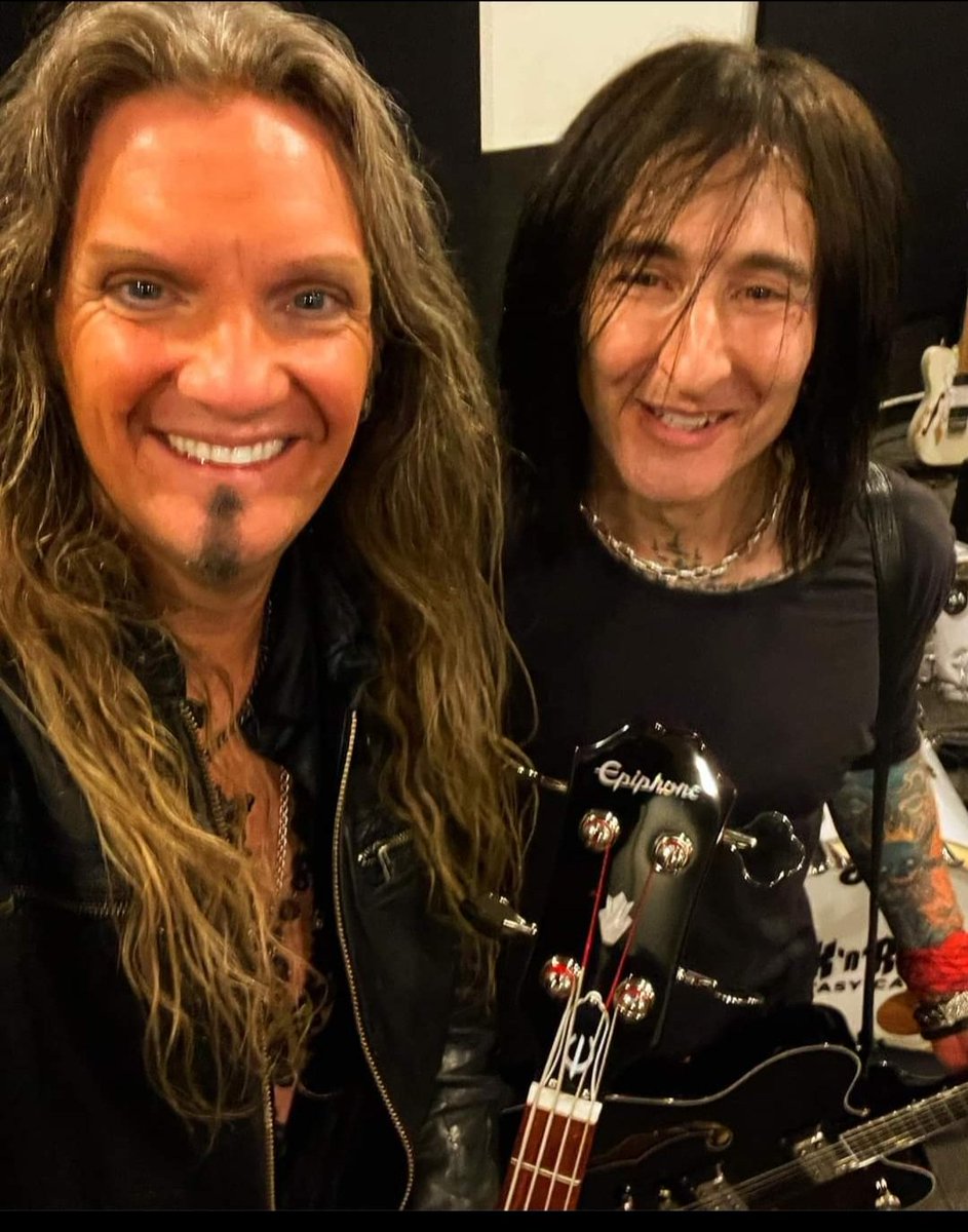 HoekstraMagic's tweet photo. All good things must come to an end.. @RockFantasyCamp is now finished. Here's Joel with John 5, Richard Fortus and Rikki Rockett. They rocked together over 3 days along side Joel's camper band! Looks like everyone attending had a great few days! Until next time! 🤘😎🎸 https://t.co/NEVD9TosAi