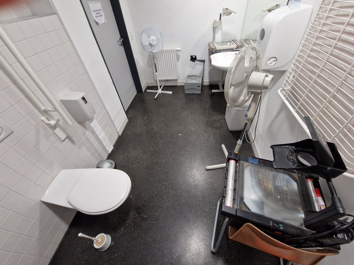 Kilschi's tweet photo. Rollstuhlgerechte Toiletten oder wie es an einer Ausbildungs- und Studiumsstätte für Soziale Berufe heißt: Abstellraum https://t.co/4feX4gmBKd