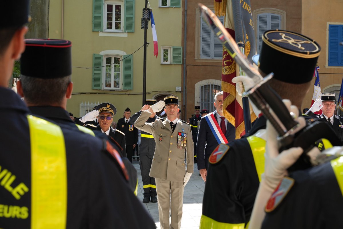 riisc_7's tweet photo. [ #8mai ] 🇫🇷🚒
Aujourd'hui, nous rendons hommage aux combattants et victimes de la guerre de 1939 à 1945. 
N'oublions pas ceux qui se sont sacrifiés hier pour que nous vivions libres aujourd'hui.
#securitecivile #sapeursauveteur #uiisc5 #UIISC7 #UIISC #uiisc1 #armee2terre https://t.co/2HmDzDKTkc