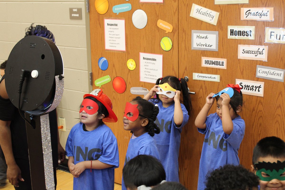 FsiaMedia's tweet photo. More Career Day pics for you to enjoy! They just keep coming in! The students really loved being able to talk to all those who came to speak about their professions! It was an amazing day! @FSIAprincipal @GCSS_FS https://t.co/jxaodTqWud