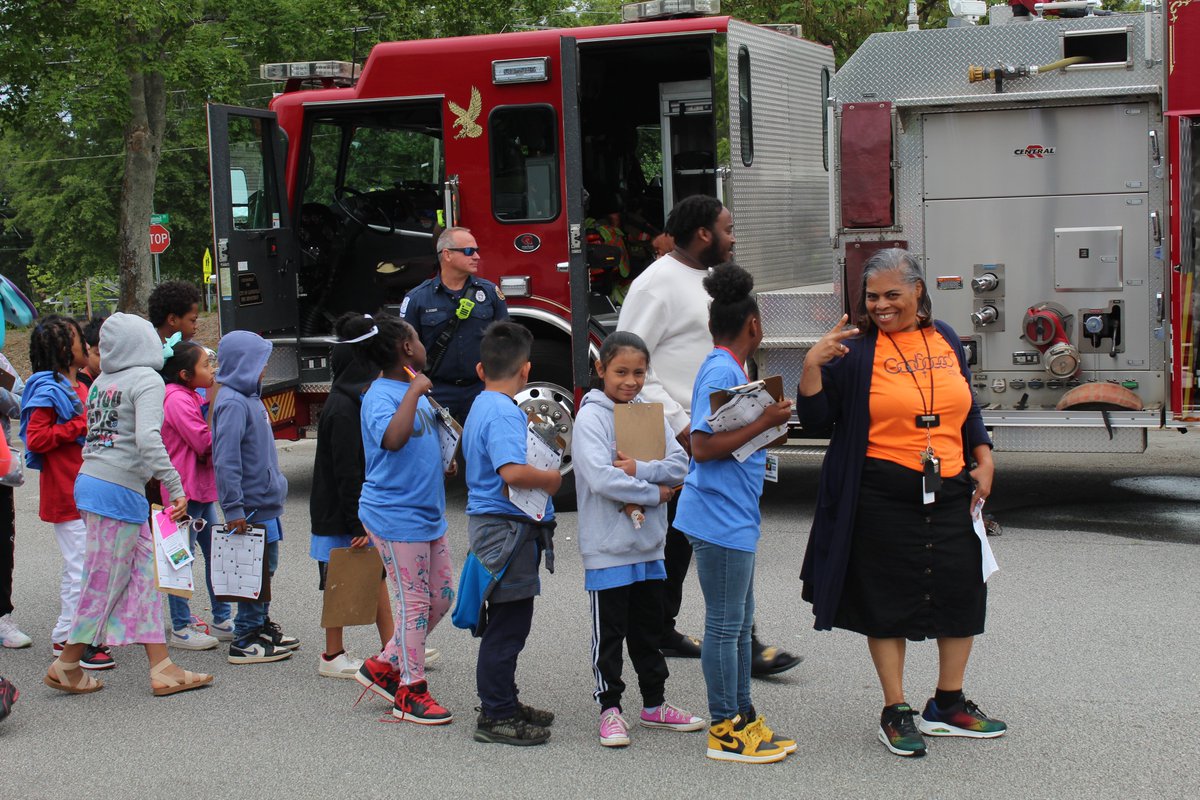 FsiaMedia's tweet photo. More Career Day pics for you to enjoy! They just keep coming in! The students really loved being able to talk to all those who came to speak about their professions! It was an amazing day! @FSIAprincipal @GCSS_FS https://t.co/jxaodTqWud