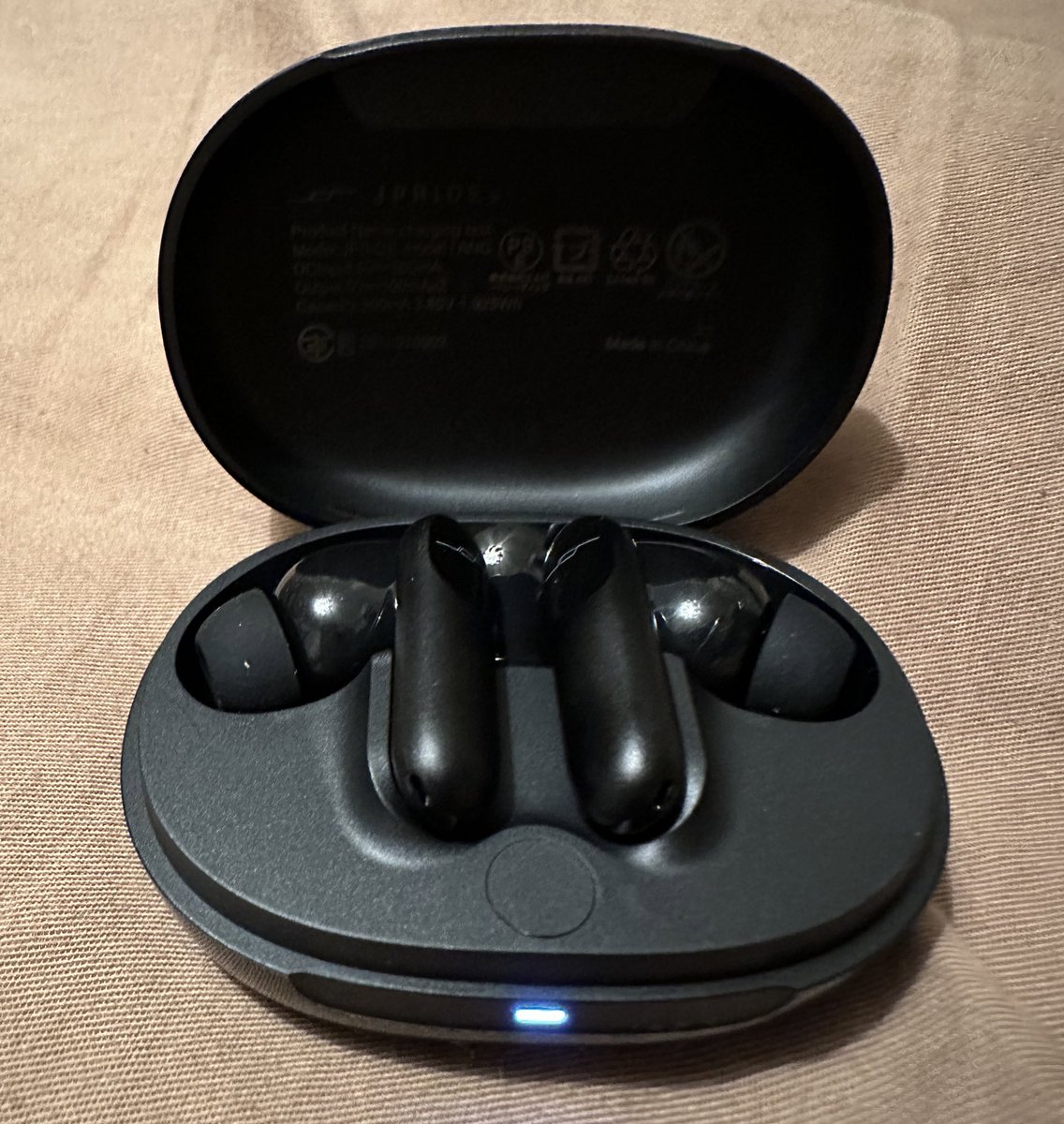 mfyhmns217's tweet photo. #JPRiDE #modeliANC
4桁で買えるBluetoothイヤホン+アプリで音いじれる+ノイキャンと聞いて新調、ノイキャン性能良きだし音も色々遊べそう
ケースが鏡面加工なので傷防止に鮭に入れることにしました
エージングってした方がいいのかな… https://t.co/hQd7EFCNYu