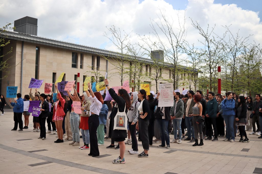 bilkent_sdt's tweet photo. Şiddet faili C.O.'nun okuldan atılması ve Cinsel Tacizi Önleme Birimi olan SHARP’ın yetkilerinin genişletilerek, soruşturma ve karar süreçlerine dahil edilmesi için Rektörlük önünde eylem gerçekleştirdik. Kampüsümüzde tacizci, şiddet faili hoca istemiyoruz!!
#BilkentŞiddetiAklama https://t.co/qAi2YpQv7q