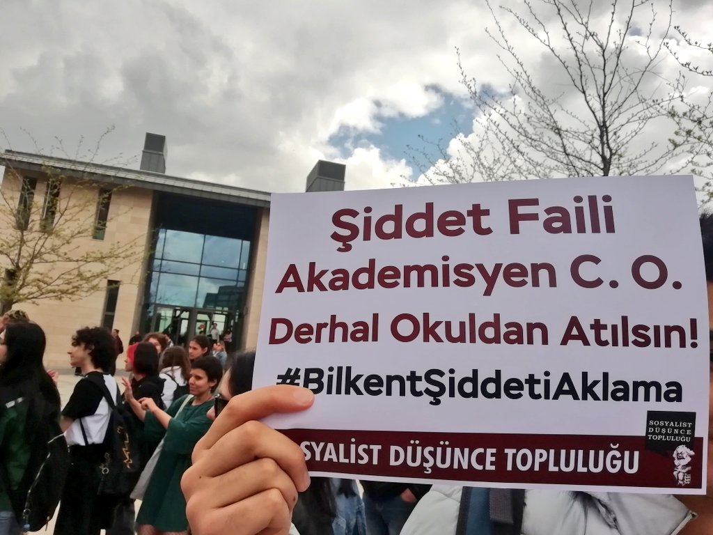 bilkent_sdt's tweet photo. Şiddet faili C.O.'nun okuldan atılması ve Cinsel Tacizi Önleme Birimi olan SHARP’ın yetkilerinin genişletilerek, soruşturma ve karar süreçlerine dahil edilmesi için Rektörlük önünde eylem gerçekleştirdik. Kampüsümüzde tacizci, şiddet faili hoca istemiyoruz!!
#BilkentŞiddetiAklama https://t.co/qAi2YpQv7q
