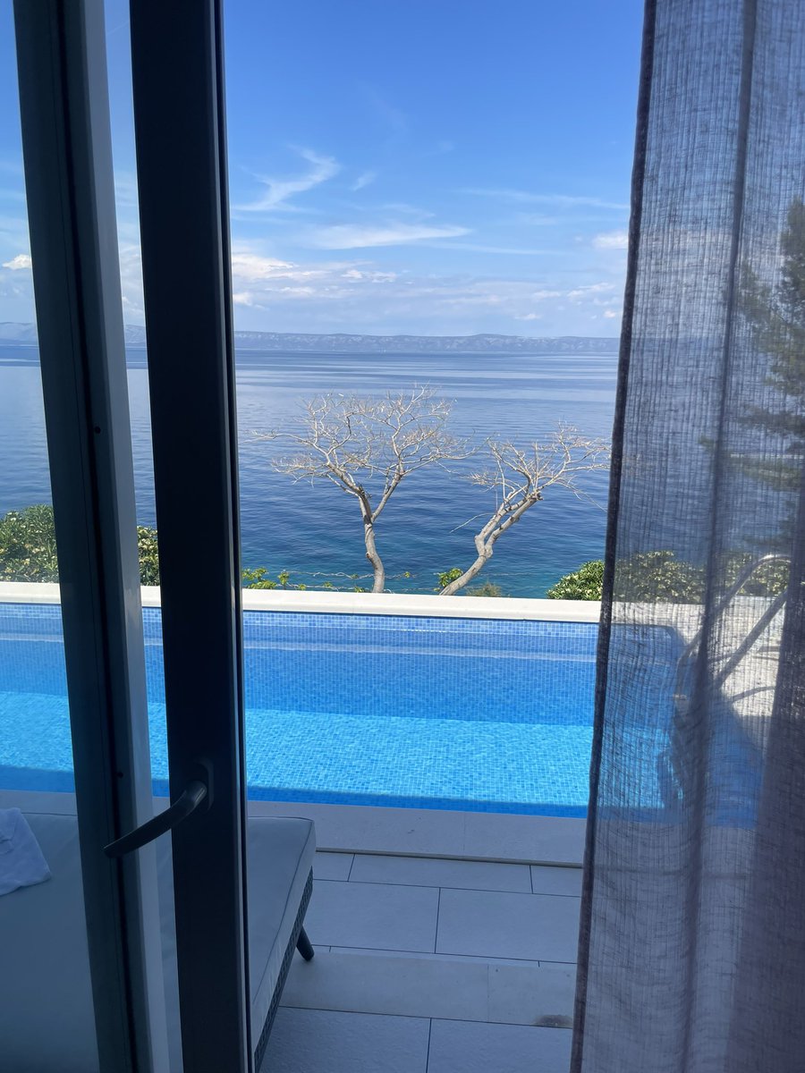 HannahOTchat's tweet photo. Occupational balance 💆🏻‍♀️ #holidays https://t.co/4SSzsy0TH6