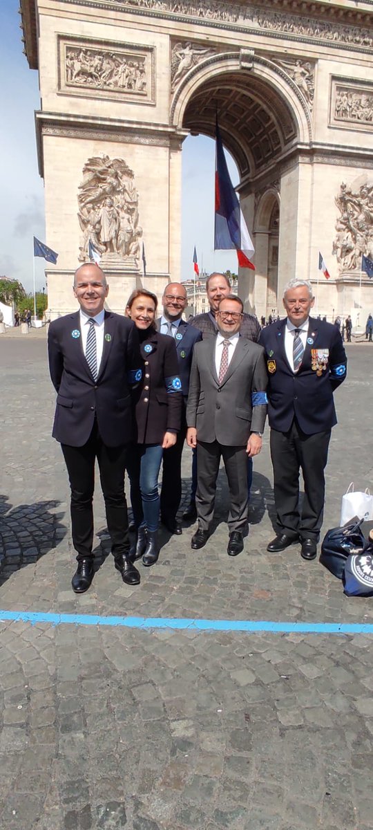 C_Derouard's tweet photo. 8 mai 2023 ,cérémonie de la commémoration de la Victoire du #8mai1945. Présence de la RC @Gouv_mili_Paris pour distribuer et collecter des fonds pour l'aide aux blessés et aux familles #bleuet
#honneur #engagement #mémoire #0PEX https://t.co/ixiQq5kEMl
