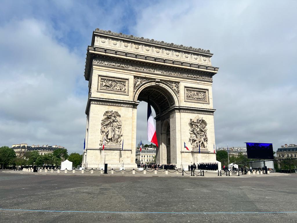 C_Derouard's tweet photo. 8 mai 2023 ,cérémonie de la commémoration de la Victoire du #8mai1945. Présence de la RC @Gouv_mili_Paris pour distribuer et collecter des fonds pour l'aide aux blessés et aux familles #bleuet
#honneur #engagement #mémoire #0PEX https://t.co/ixiQq5kEMl