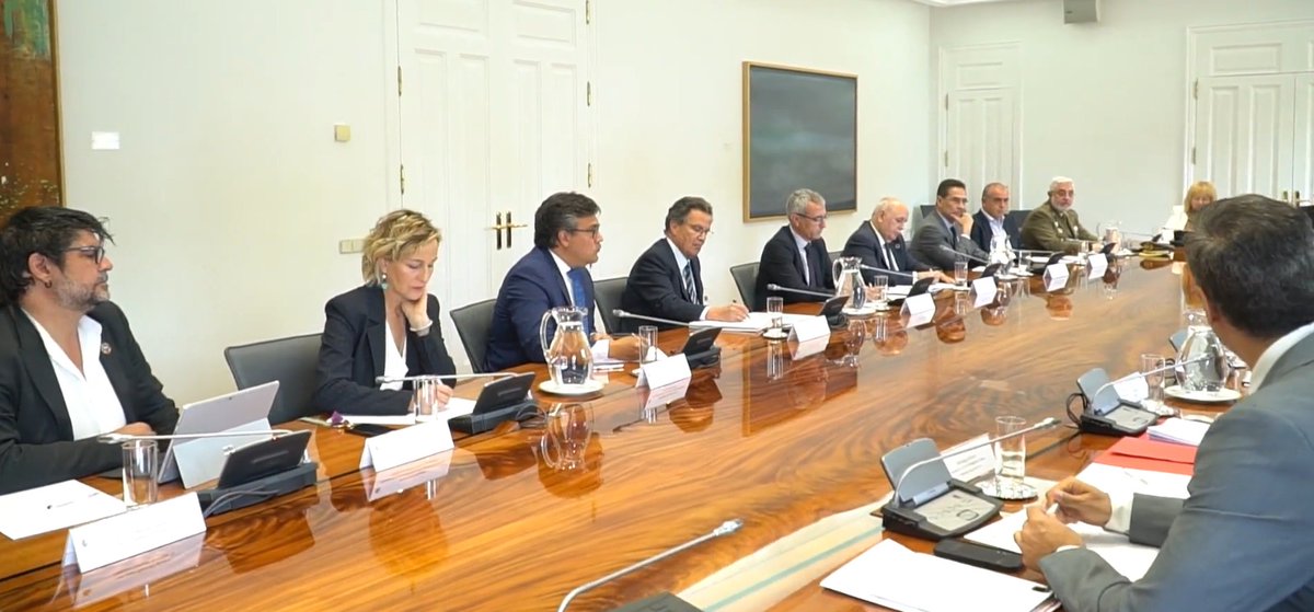 avs_gestores's tweet photo. En la reunión, la presidenta de AVS @montesmi ha insistido en la importancia de la gestión de la vivienda pública en alquiler. https://t.co/oLuBnDcc7d