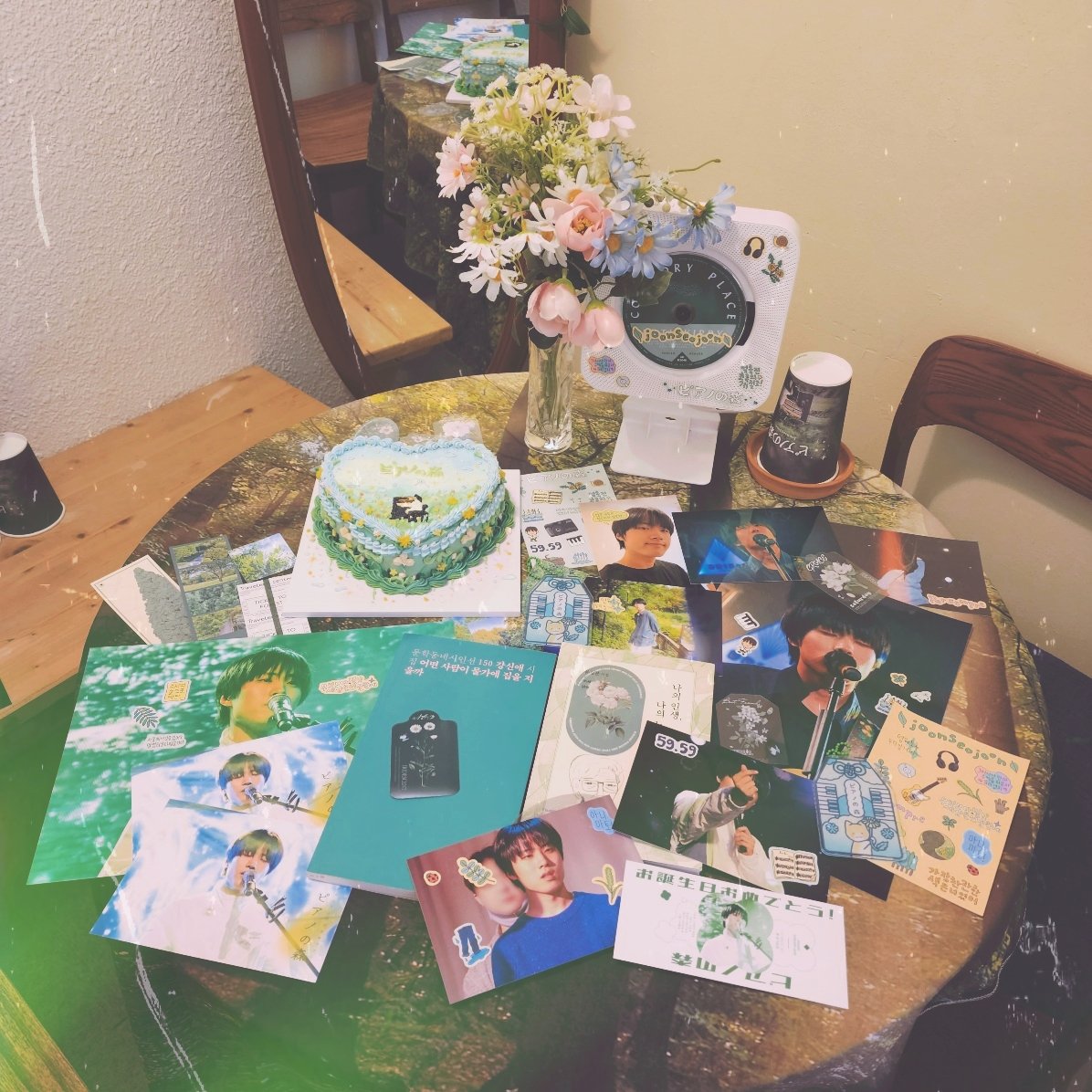 gamja_recoz00's tweet photo. 🍀밀가루 인쇄소🍀
카페가 너무 예쁘게 꾸며져 있어서 행복했어요.ᐟ.ᐟ

#Joonseo_Forest
#준서의_숲으로_약진 https://t.co/d9jSw76y5H