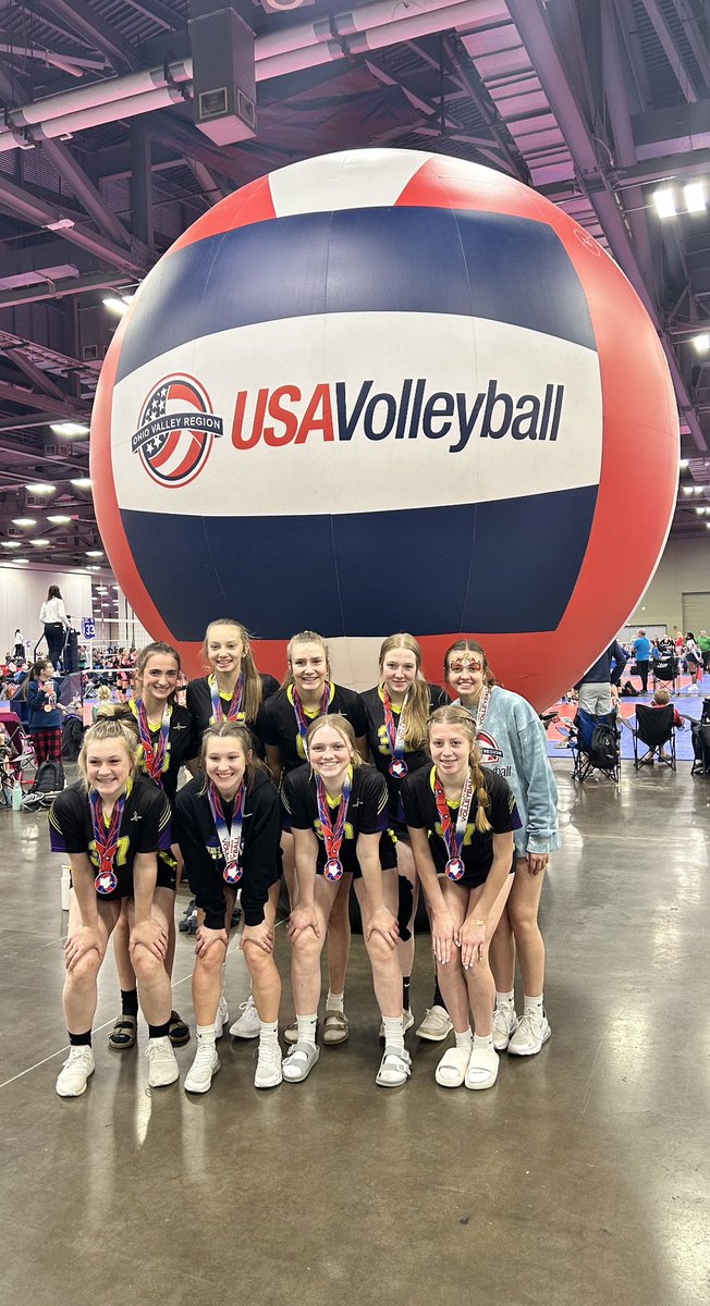 DVC_Defiance's tweet image. 14 Elite went undefeated in pool play and placed third in their bracket at OVRs this weekend! Third in the bracket, first in face paint 🤣 Great season, ladies!