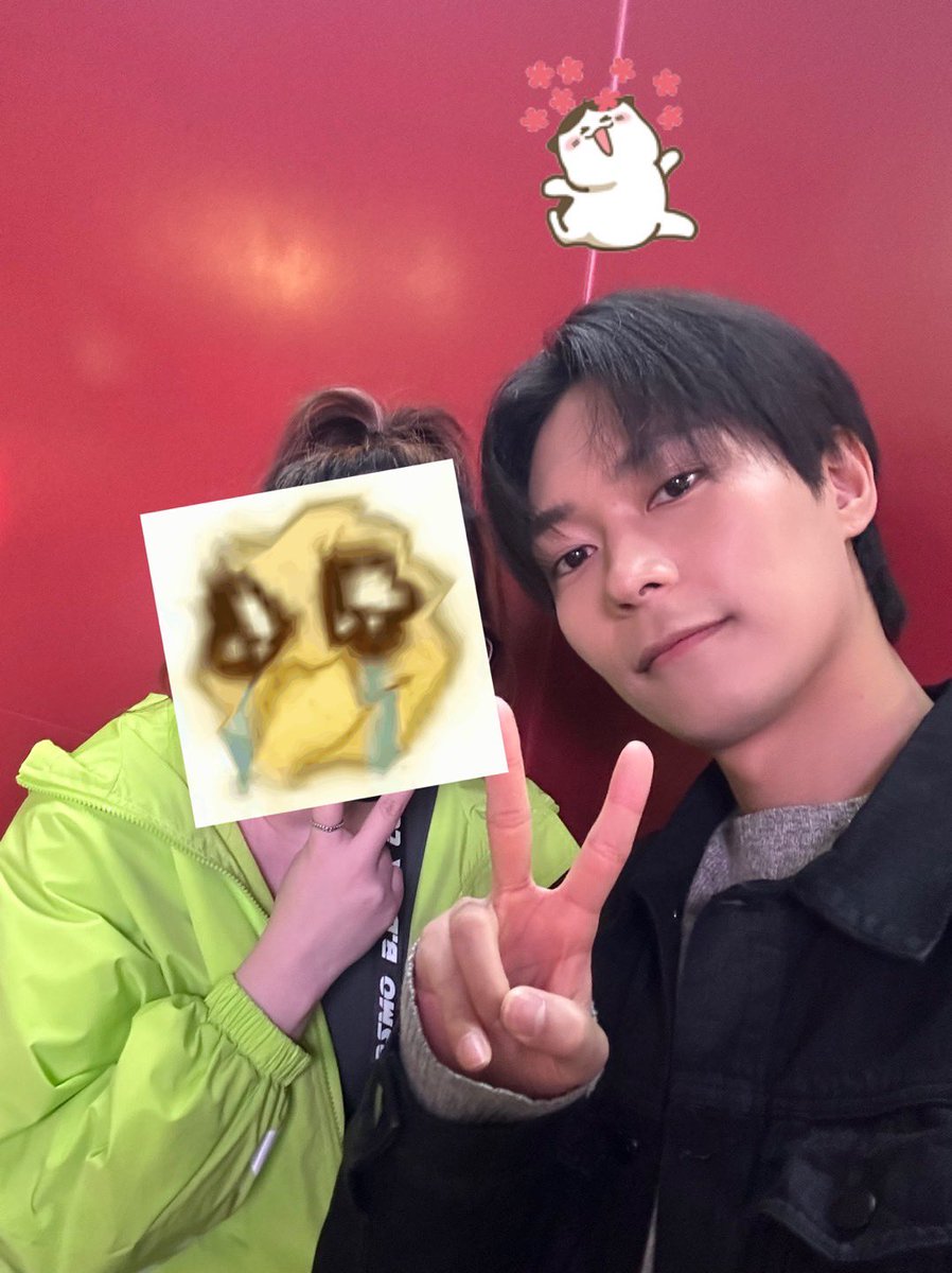 Sakura_QL1205's tweet photo. 救命！我遇到本人了！！！爆哭！他好帅！！！疯了！！！！我太开心了！！！😭😭

#Ohheejun #우제연 #오희준 #吴熙俊 #happyheejunday #生日快乐 https://t.co/xwZmSLQnQN