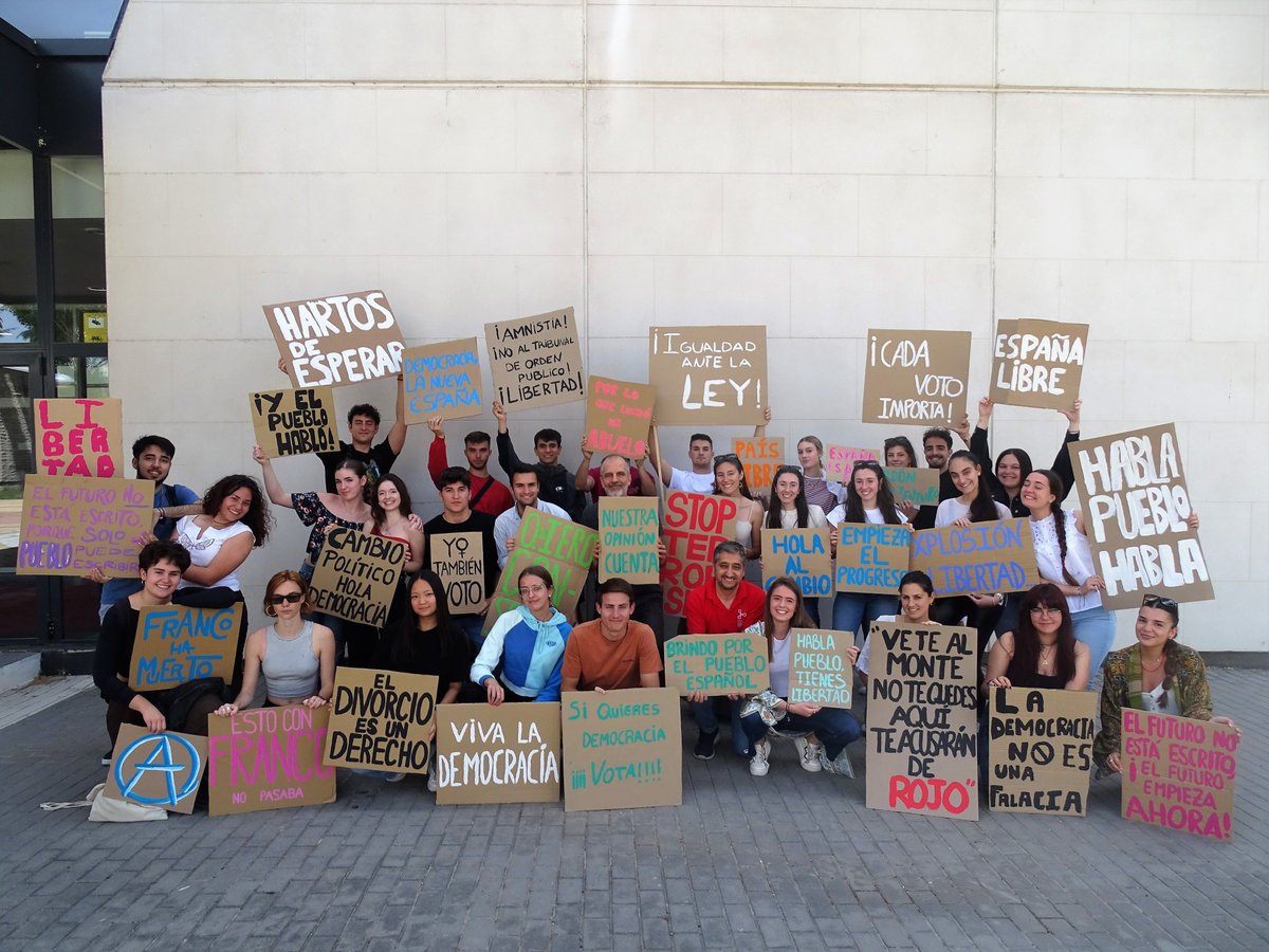 "¡Hola democracia! Voces de la #Transición"  🗳️

No te pierdas la #exposición organizada por lo estudiantes de 3º de #EducaciónPrimaria - Grupo Bilingüe.

📅 Inauguración: 9 de mayo.
🕙 11.45 h.
📌 @BibliotecaCUCC 

ℹ️   cardenalcisneros.es/es/exposici%C3…

#CUCC #UAH #AlcaládeHenares