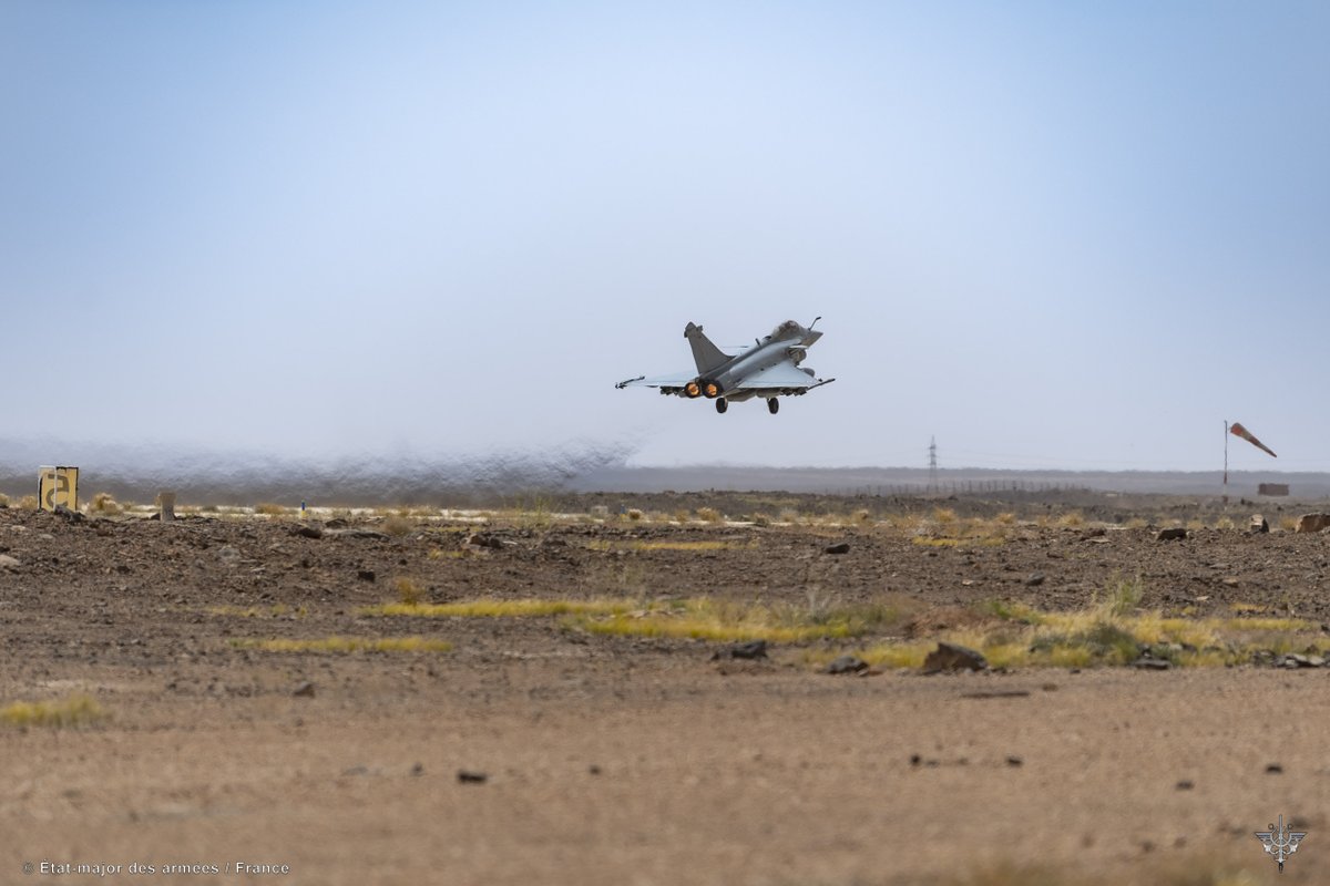 EtatMajorFR's tweet photo. #Chammal | #Bilan des opérations aériennes conduites en avril :
> Du 1er au 30/04, les aéronefs 🇫🇷 déployés dans le cadre de l’opération CHAMMAL ont réalisé 66 sorties.
Au Levant, #LaMissionContinue pour les militaires 🇫🇷 engagés dans la Coalition contre Daech. @CJTFOIR https://t.co/PQE7MJrjZ5