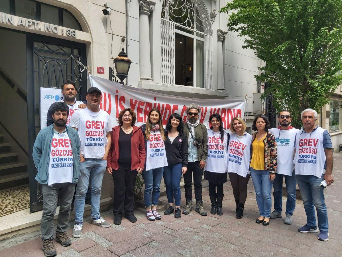 fidanataselim's tweet photo. Grevlerinin 6. gününde bir aradayız.
@afpfr Türkiye'deki çalışanlarına ucuz iş gücü diye bakarsan bizi de karşında bulursun. Onlar bizim sesimiz biz onların sesiyiz.
#AFPTurkeyStrike #AFPTurquieGreve #AFPdeGrevVar https://t.co/E2xb1SB5w0