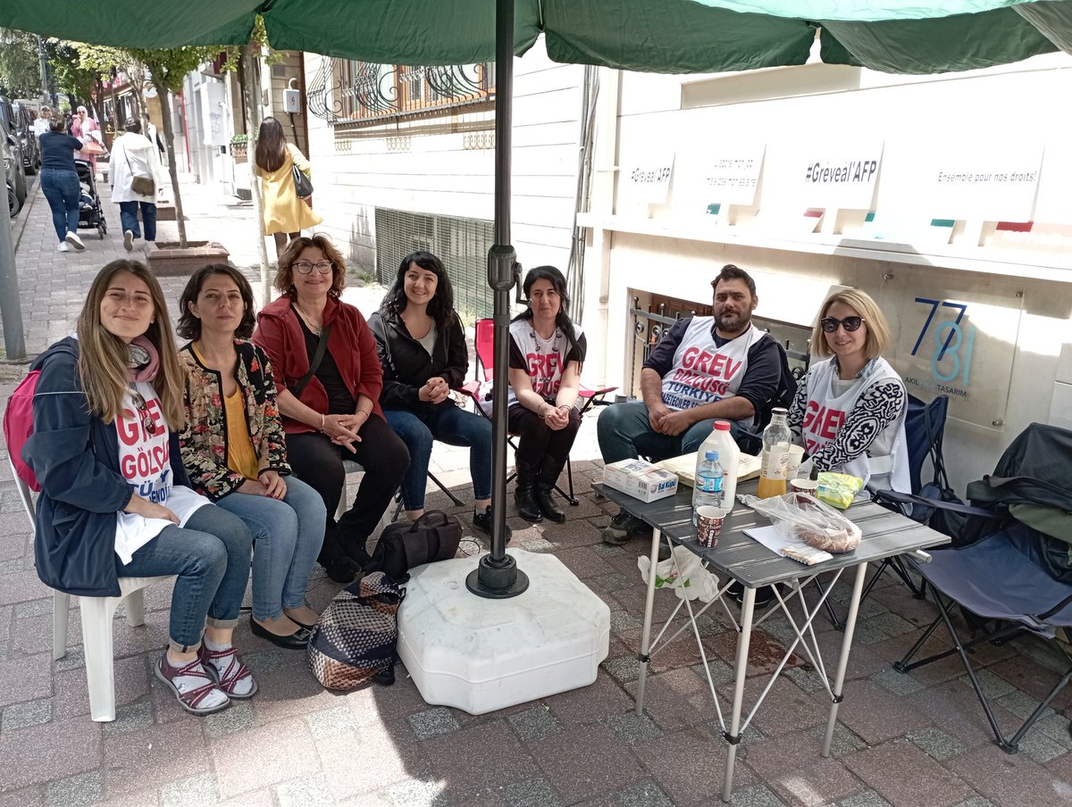 fidanataselim's tweet photo. Grevlerinin 6. gününde bir aradayız.
@afpfr Türkiye'deki çalışanlarına ucuz iş gücü diye bakarsan bizi de karşında bulursun. Onlar bizim sesimiz biz onların sesiyiz.
#AFPTurkeyStrike #AFPTurquieGreve #AFPdeGrevVar https://t.co/E2xb1SB5w0