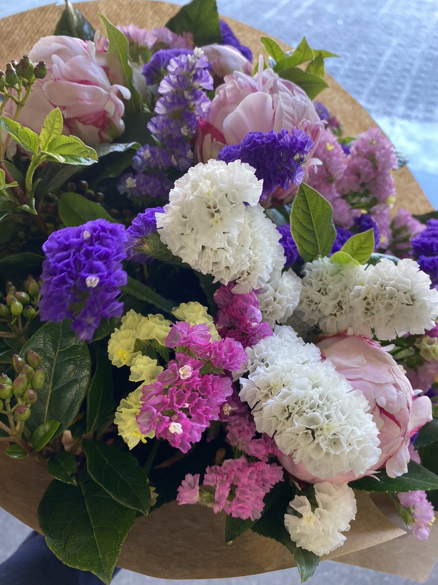 mireianet's tweet photo. Jo en el fons vull deixar-ho tot i tenir una floristeria. Amb flors, fins i tot els dilluns són macos #cuquisme https://t.co/HTxnRF1Osu