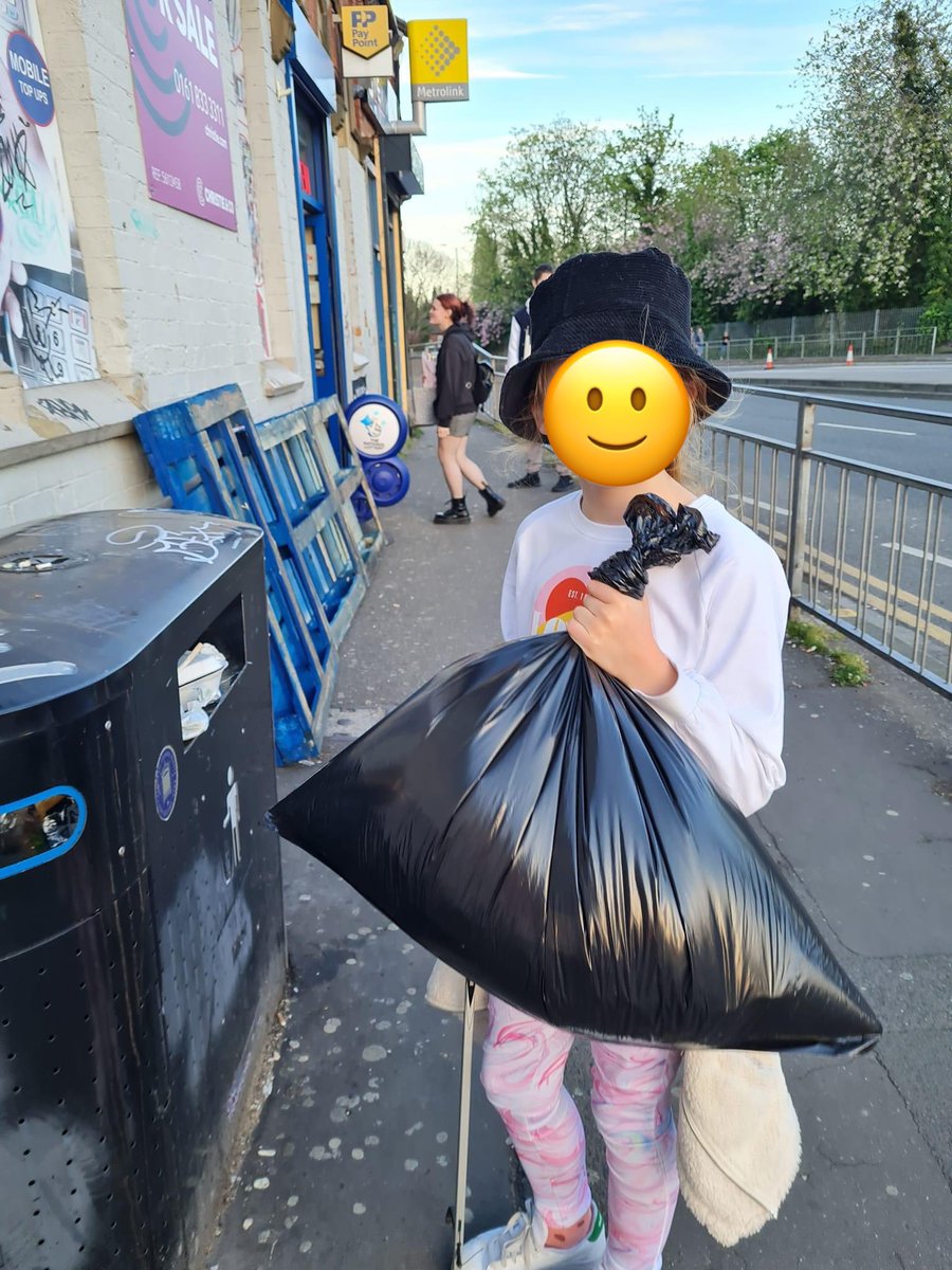 Thanks a million to Amy &amp; her litter picking superstar for their continued efforts to make #Stretford a clean &amp; green place for all to enjoy! 👏 👏 

+2 takes our group total to 1445 bags of #litter 💚