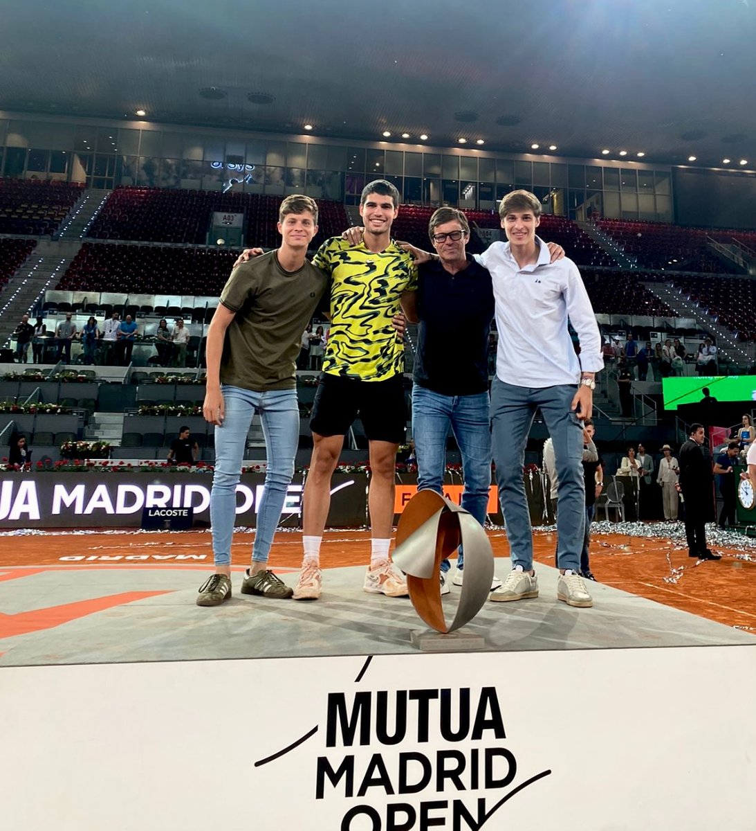 Te hemos visto crecer, y nos emociona poder acompañarte en muchos momentos, y es un orgullo poder verte en lo más alto..!!

¡ENHORABUENA POR TU VICTORA EN EL MUTUA MADRID OPEN @carlitosacarazz !! 🏆🎾 😍