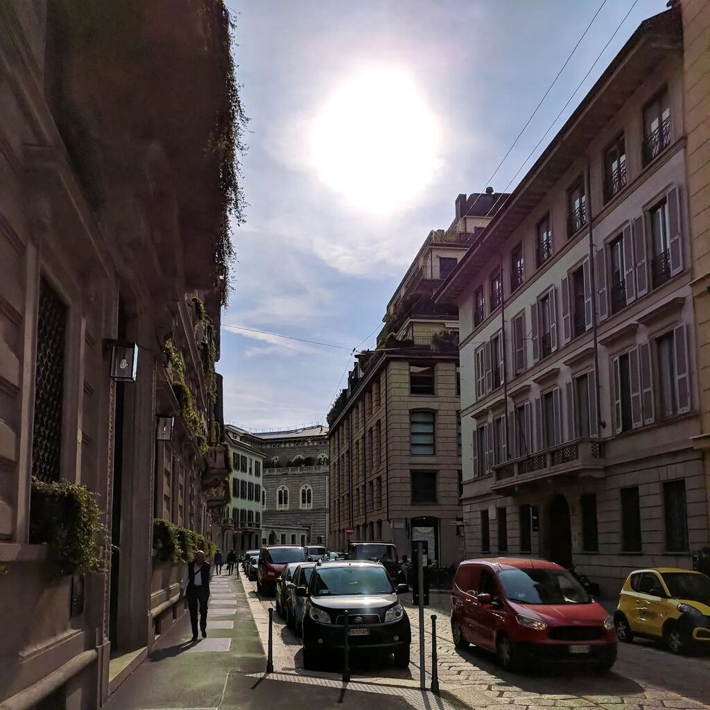 This was one of those days when the sun felt abnormally large in the sky. Even in the shade we couldn't get away from the heat.
.
.
.
.
.
.
.
.
.
.
#styleontheside #carolinetopperman #seetheworldthroughmyeyes #streetsineurope #storiesoftheeveryday #story… instagr.am/p/Cr-1MJzLWdg/