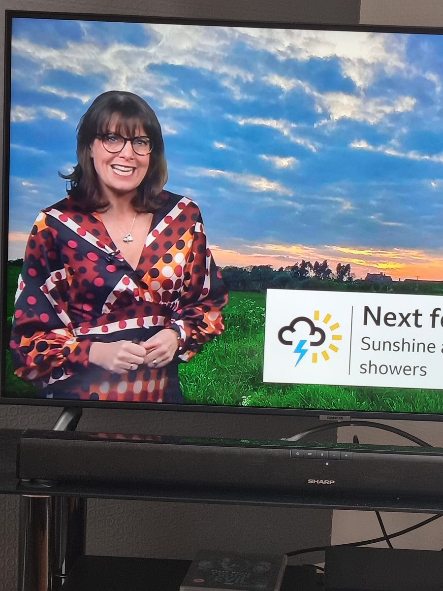 oakapplehabdash's tweet photo. #bbcweather what a fabulous dress Susan Powell, I love  it!! https://t.co/4rvjUg9jaU