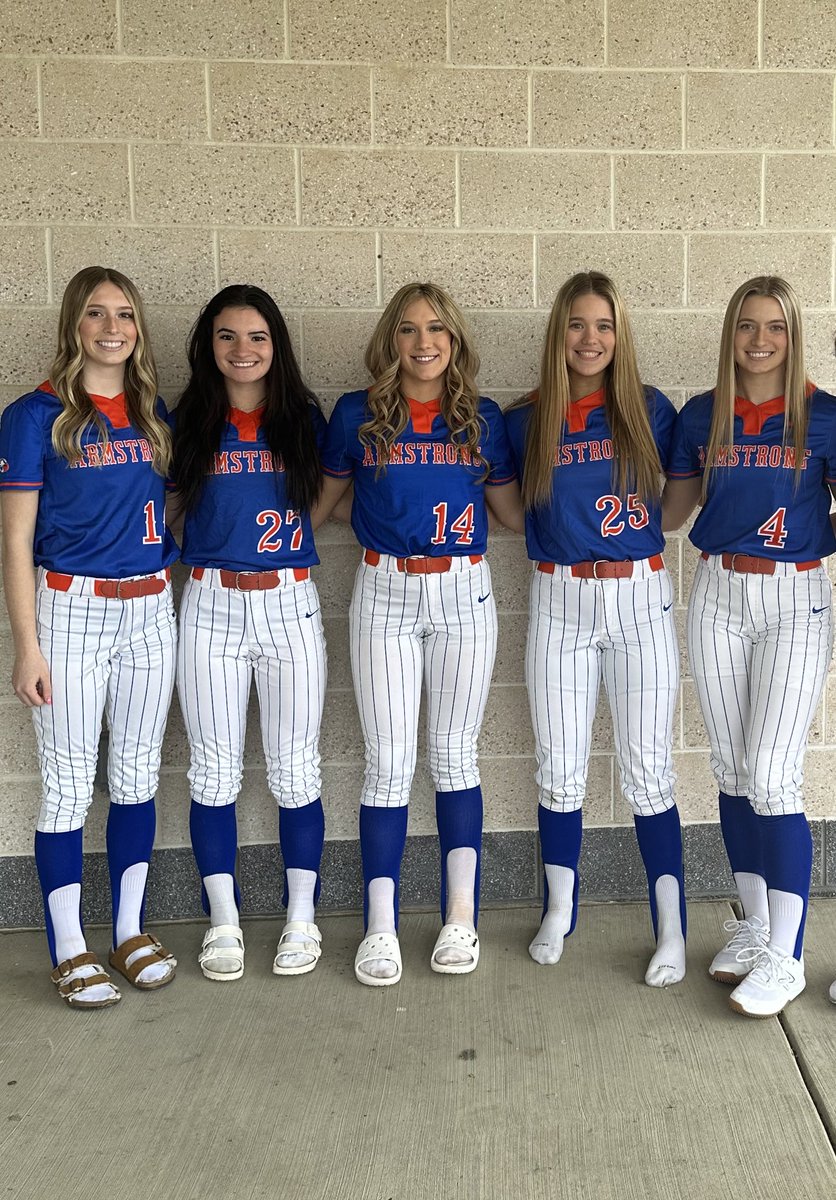 HawksSOFTBALL22's tweet photo. ITS SENIOR NIGHT! Our BIG last section game today up on the hill against the Panthers! Todays game will be highlighting the seniors after to game! Come out and support!
#Rollhawks #AllInForOneMoreWin #SeniorNight 💙🧡 https://t.co/x5fLGqttGr