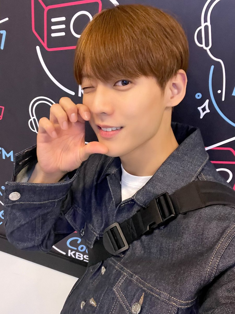 OFFICIALBTOB's tweet photo. [📻] KBS Cool FM '비투비의 키스 더 라디오' 출연 안내

오늘 10시, KBS Cool FM '#비투비의키스더라디오'에 민혁이 출연합니다!
람디🐿와 함께 이번 주를 
달달하게 시작할 🍭
도토리는 모두 비키라로 모여라 🗣
오늘도 KBS Kong 어플에서 만나요💙

#비투비 #BTOB
#이민혁 #LEE_MINHYUK
#비키라 https://t.co/eKnRjU7uKV