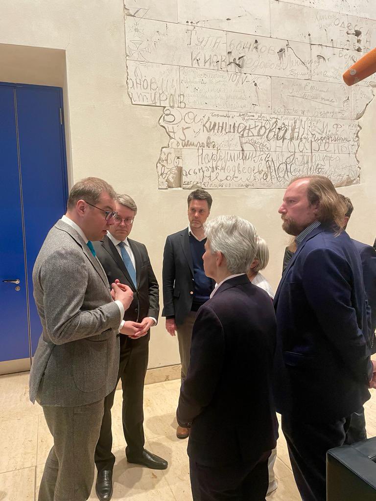 Makeiev's tweet image. Ukrainer haben von ersten Kriegsstunden bis zum Sieg gegen den Nationalsozialismus gekämpft.
Historische Spuren des Beitrags zur Befreiung Europas wurden von unseren mutigen Vorfahren im #Reichstag verewigt. Heute besichtigte ich Graffitis mit 🇺🇦Namen mit Bundestagsabgeordneten.