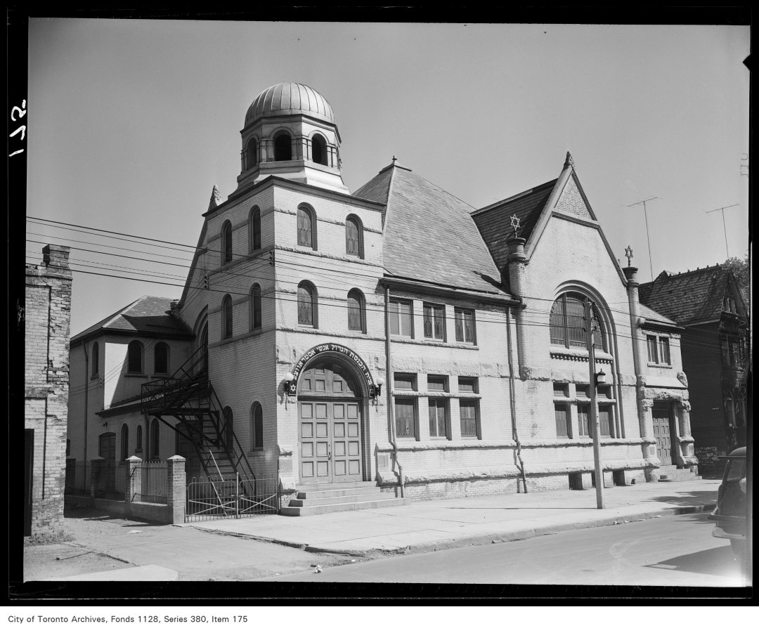 TorontoArchives's tweet photo. The Ostrovtzer Synagogue building at 58 Cecil Street, seen here circa 1950, began its life as a church, and would later be a community centre as the Jewish population shifted north of Kensington Market. https://t.co/5rg4qC1CWv #JewishHeritageMonth #TorontoHistory #TorontoArchives https://t.co/RwyitKhh04